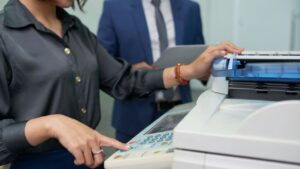 Jak outsourcing drukowania obniża koszty operacyjne firmy?